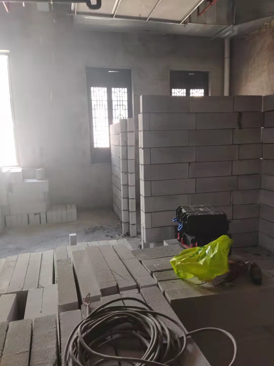 加气砖隔墙砌筑场景